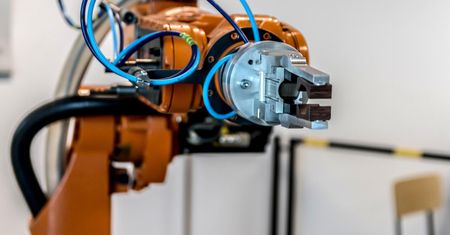 Roboty zastąpią ludzi w polskich zakładach? "Musimy poczekać ze 20 lat"