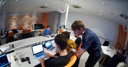 Brakuje programistów, ale pracodawcy nie obniżą poprzeczki. Wymagają coraz więcej