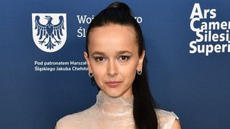 Monika Brodka lśni złotem i wymachuje piórami podczas DEBIUTU na festiwalu w Cannes. Klasa?