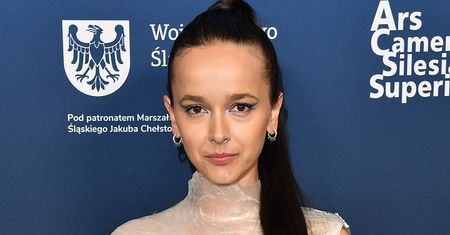 Monika Brodka lśni złotem i wymachuje piórami podczas DEBIUTU na festiwalu w Cannes. Klasa?