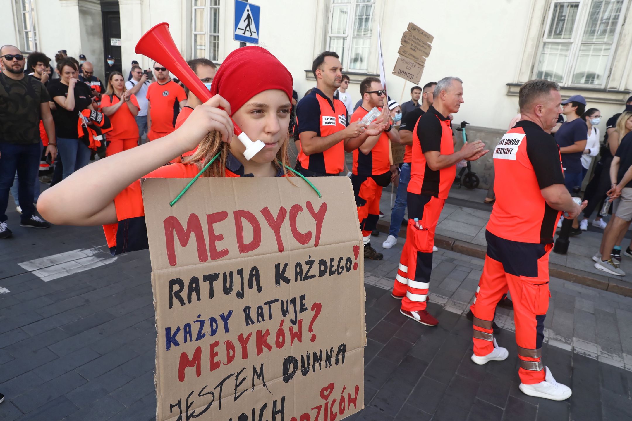 Warszawa, 11.09.2021. Przemarsz pracowników ochrony zdrowia ulicami Warszawy, 11 bm. Organizatorem protestu jest Komitet Protestacyjno-Strajkowy Pracowników Ochrony Zdrowia. (aldg) PAP/Tomasz Gzell