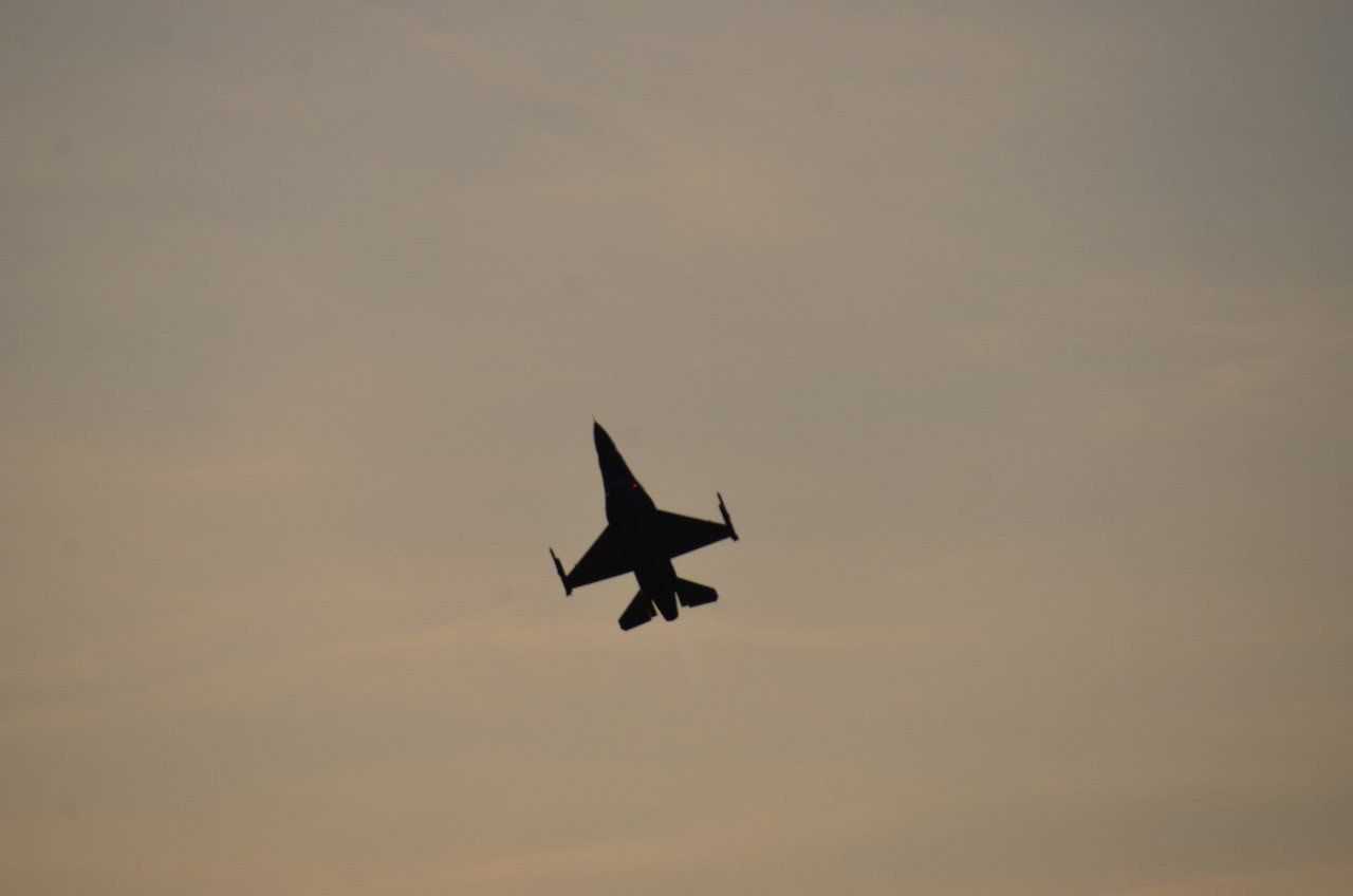 Nocne pokazy w ramach Antidotum Airshow Leszno 2025 zapierały dech w piersiach. Na lotnisku był komplet publiczności