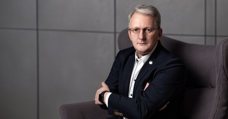 Chłopak widzący zastępy aniołów, kobieta z dzieckiem na rękach na parapecie. Negocjator policyjny: to nie jest amerykański film