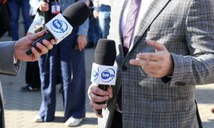 Oferty wpłynęły. Trzej giganci "biją się" o przejęcie właściciela TVN