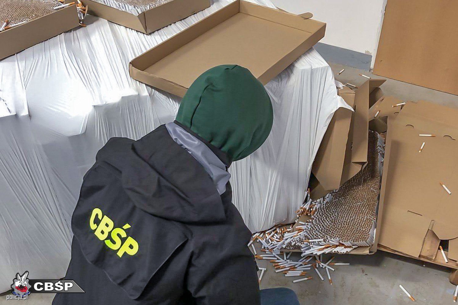 CBŚP rozbiło dwie grupy przestępcze zajmujące się nielegalną produkcją papierosów 