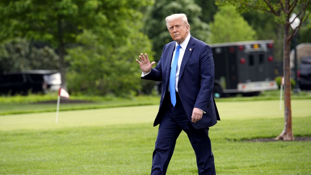 US President Trump departs to Alabama
epa12068548 US President Donald Trump walks on the South Lawn of the White House in Washington, DC, USA, 01 May 2025, before his departure to Alabama.  EPA/YURI GRIPAS / POOL 
Dostawca: PAP/EPA.
YURI GRIPAS / POOL
South Lawn, Marine One, White House