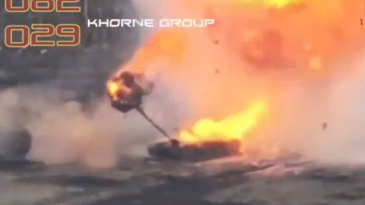 Rosyjski czołg efektownie eksplodował, został trafiony w wieżyczkę