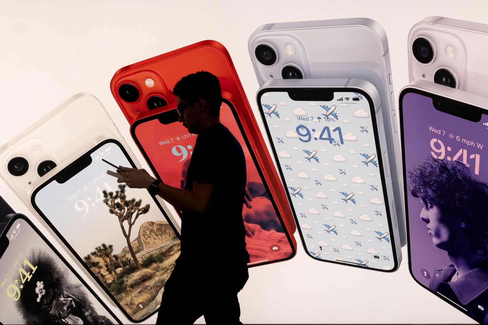 An employee walks past a sign showing iPhones at an Apple store in Washington, DC, USA, 21 August 2023. Shares of Apple have entered a technical correction - having gone down over ten percent in August 2023 from a 31 July high of 196.45 USD. Some investors have opted to sell Apple in the face of a potential economic downturn in China. EPA/MICHAEL REYNOLDS Dostawca: PAP/EPA.