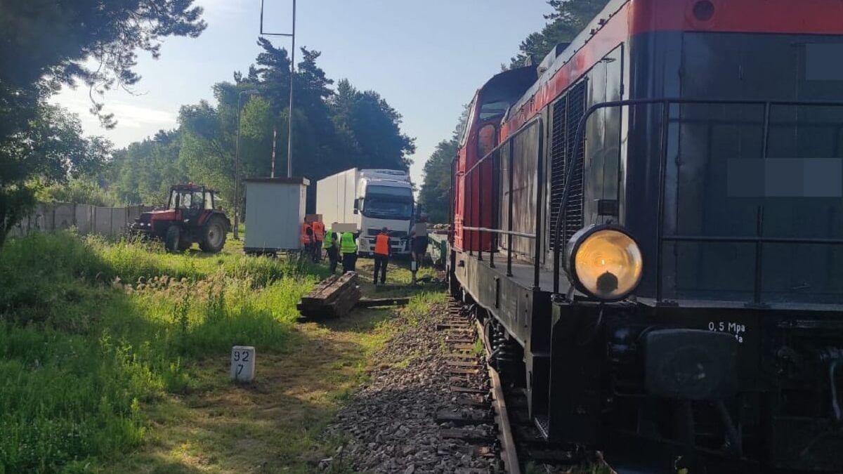 Tir wjechał w pociąg na przejeździe