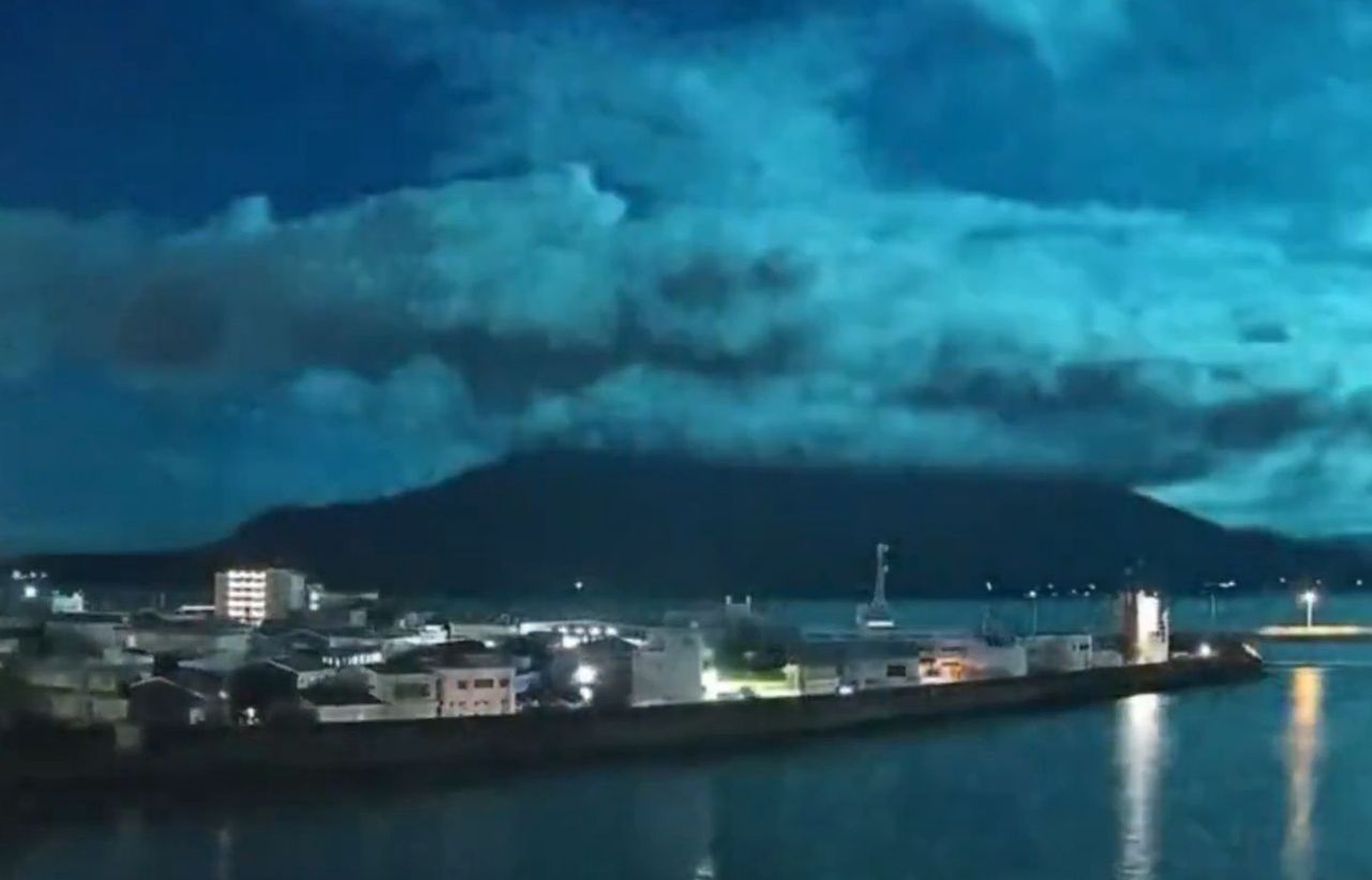 Kula ognia na niebie. Liczne nagrania z Japonii