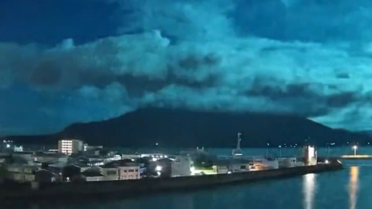 Niebo nad Japonią rozświetlone przez bolid