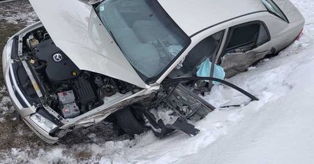Wypadek w Susku na drodze W560. Zderzenie auta osobowego z ciężarowym, jedna osoba ranna
