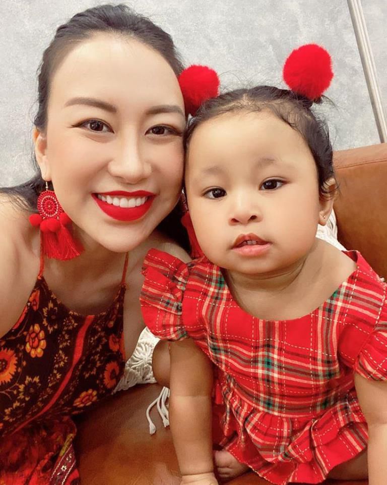 Przechodnie zaczepiają rodziców z powodu niezwykłej urody ich córki