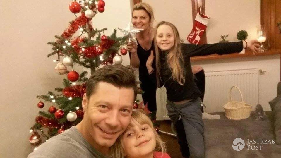 Mariusz Totoszko, Justyna Tomańska, Julia Totoszko i Zosia Totoszko ubierają choinkę