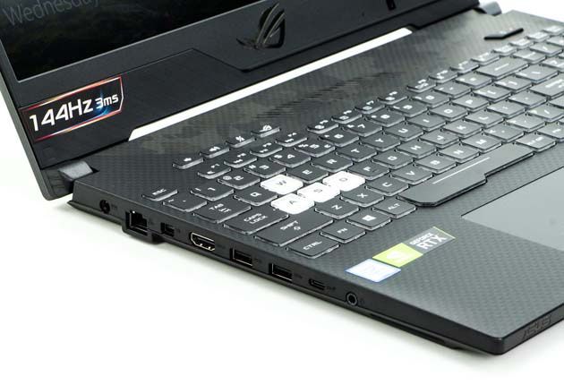 ASUS ROG Strix Scar II GL504 lewy bok