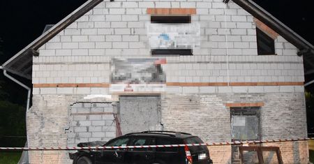 Kierowca wbił się autem w budynek. Przyczyny bardzo łatwo się domyślić
