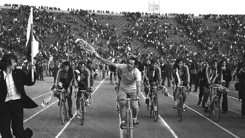 Ryszard Szurkowski na Stadionie X-lecia w Warszawie, podczas rundy honorowej po XXVIII Wyścigu Pokoju w maju 1975 roku