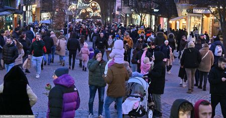 Gigantyczne kolejki do restauracji. Zakopane oblężone przez turystów