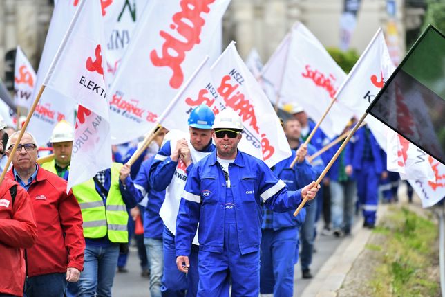 Wrocław, 26.05.2021. Pracownicy kopalni Turów podczas protestu przed siedzibą przedstawicielstwa Komisji Europejskiej i Parlamentu Europejskiego we Wrocławiu, 26 bm. w sprawie zamknięcia kopalni. Trybunał Sprawiedliwości Unii Europejskiej przychylił się do wniosku Czech i 21 bm. nakazał Polsce natychmiastowe wstrzymanie wydobycia w kopalni Turów do czasu merytorycznego rozstrzygnięcia. (sko) PAP/Maciej Kulczyński