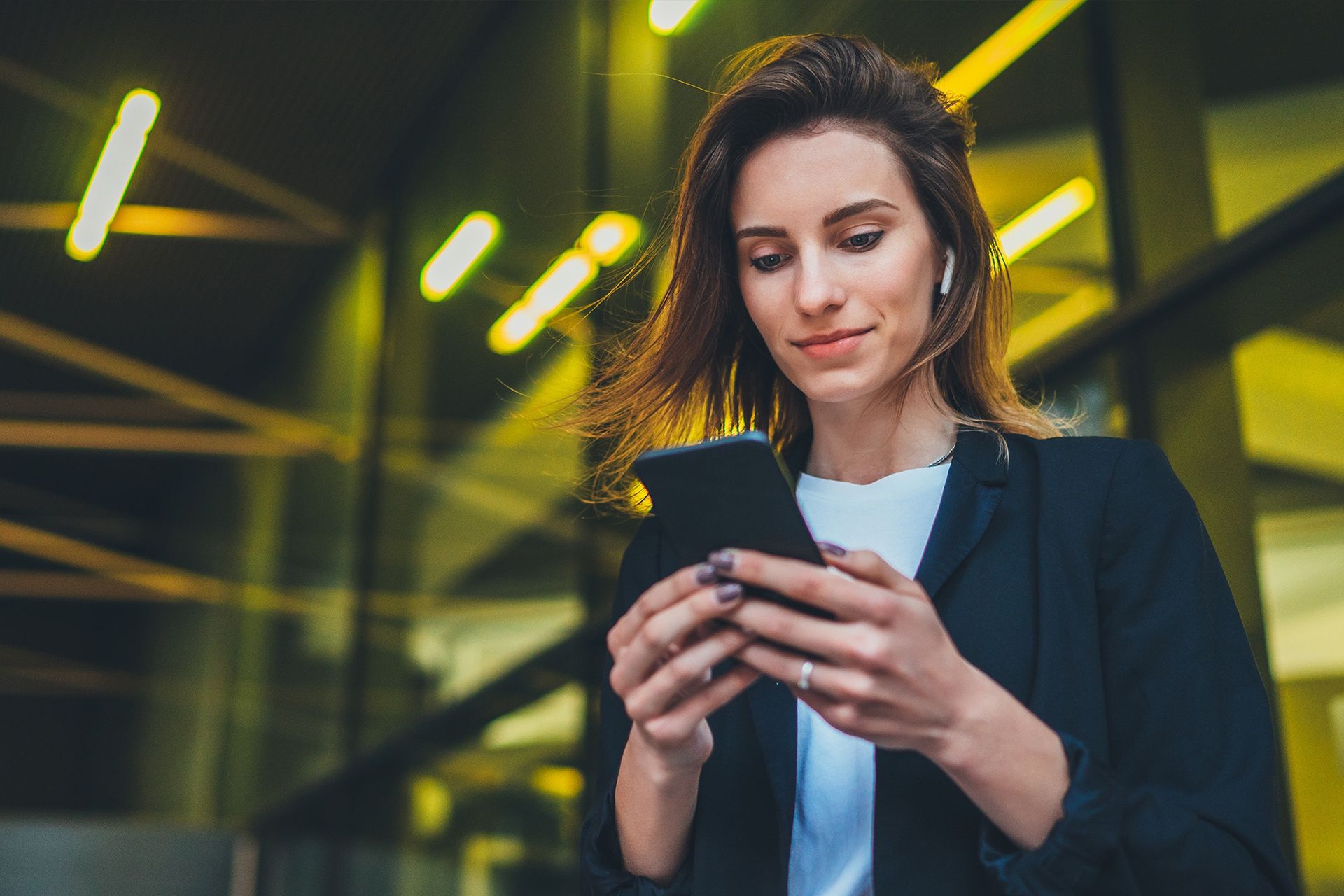 Smartfon jako narzędzie pracy - Urządzenia mobilne coraz częściej zastępują komputery podczas zakupów czy płatności w internecie. Stają się też coraz powszechniejszym narzędziem codziennej pracy.