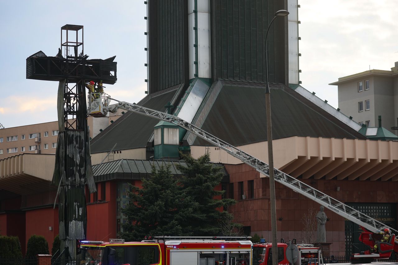 Pożar krzyża na Mokotowie. Są pierwsze hipotezy