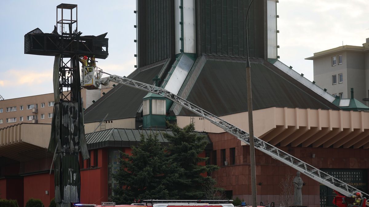 
krzyż, Mokotów, pożar, spalony