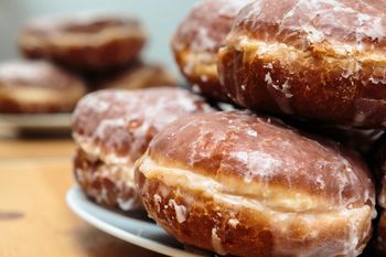 Tłusty Czwartek już za miesiąc. Ile kalorii ma pączek i ile kroków trzeba zrobić, by go spalić?