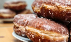 Tłusty Czwartek już za miesiąc. Ile kalorii ma pączek i ile kroków trzeba zrobić, by go spalić?