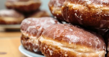 Tłusty Czwartek już za miesiąc. Ile kalorii ma pączek i ile kroków trzeba zrobić, by go spalić?