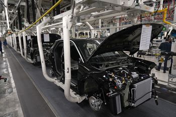 Stellantis przerwie produkcję w czterech fabrykach. Brakuje akumulatorów