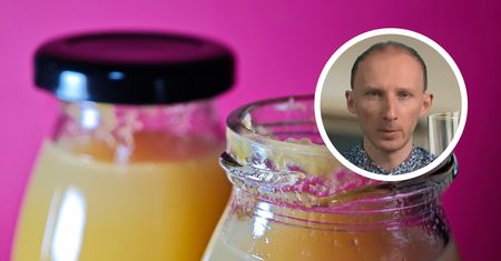 Znany dietetyk podał przepis. Pij na skrzypiące stawy i niespokojne jelita