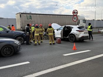 Zderzenie trzech aut na trasie S2. Duże utrudnienia w ruchu