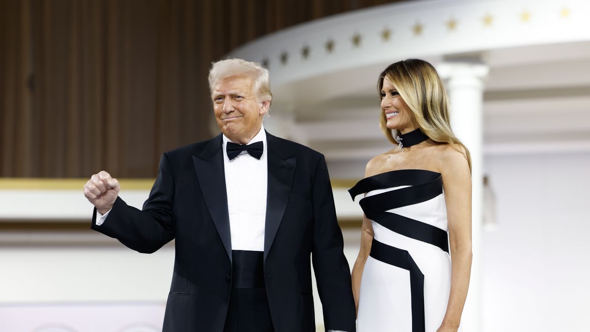 US President Donald Trump (L) dances with his wife Melania Trump during the Commander-in-Chief Ball in Washington, DC, USA, 20 January 2025. Earlier Trump was sworn in for a second term as president of the United States in the rotunda of the US Capitol, though the ceremonies and events surrounding the presidential inauguration were moved indoors due to extreme cold temperatures. EPA/ANNA MONEYMAKER / POOL Dostawca: PAP/EPA.