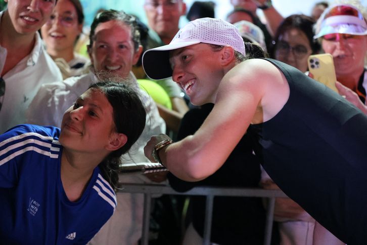 Cancun, Meksyk, 02.11.2023. Polka Iga Świątek pozuje do zdjęcia z fanami po wygranym meczu 6:0, 7:5 z Amerykanką Cori Gauff w grupie Chetumal podczas turnieju tenisowego Masters - WTA Finals 2023 w meksykańskim Cancun, 1 bm. (js) PAP/Marcin Cholewiński