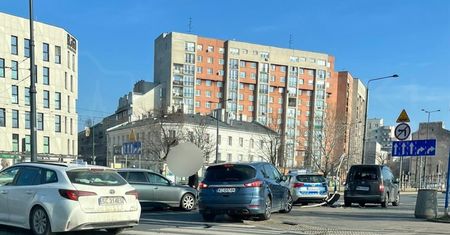 Zderzenie trzech aut w Warszawie. Radiowóz wjechał na czerwonym świetle