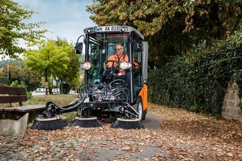 Kolejne przetargi w BZP – samorządy i instytucje kupują ciągniki, zamiatarki i kosiarki