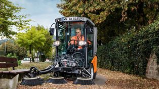 Kolejne przetargi w BZP – samorządy i instytucje kupują ciągniki, zamiatarki i kosiarki