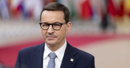"Historyczny absurd". Unijny polityk uderza w Morawieckiego za słowa o "trzeciej wojnie światowej"