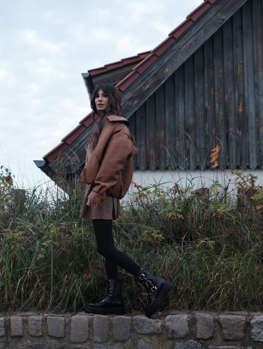 Sylwia Grzeszczak pozuje w kraciastej minispódniczce