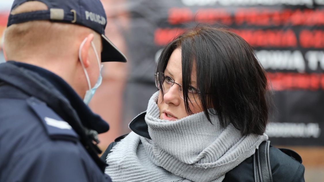 "Przeszkadzanie w inicjatywie ustawodawczej jest przestępstwem" - beształa policjanta Kaja Godek.