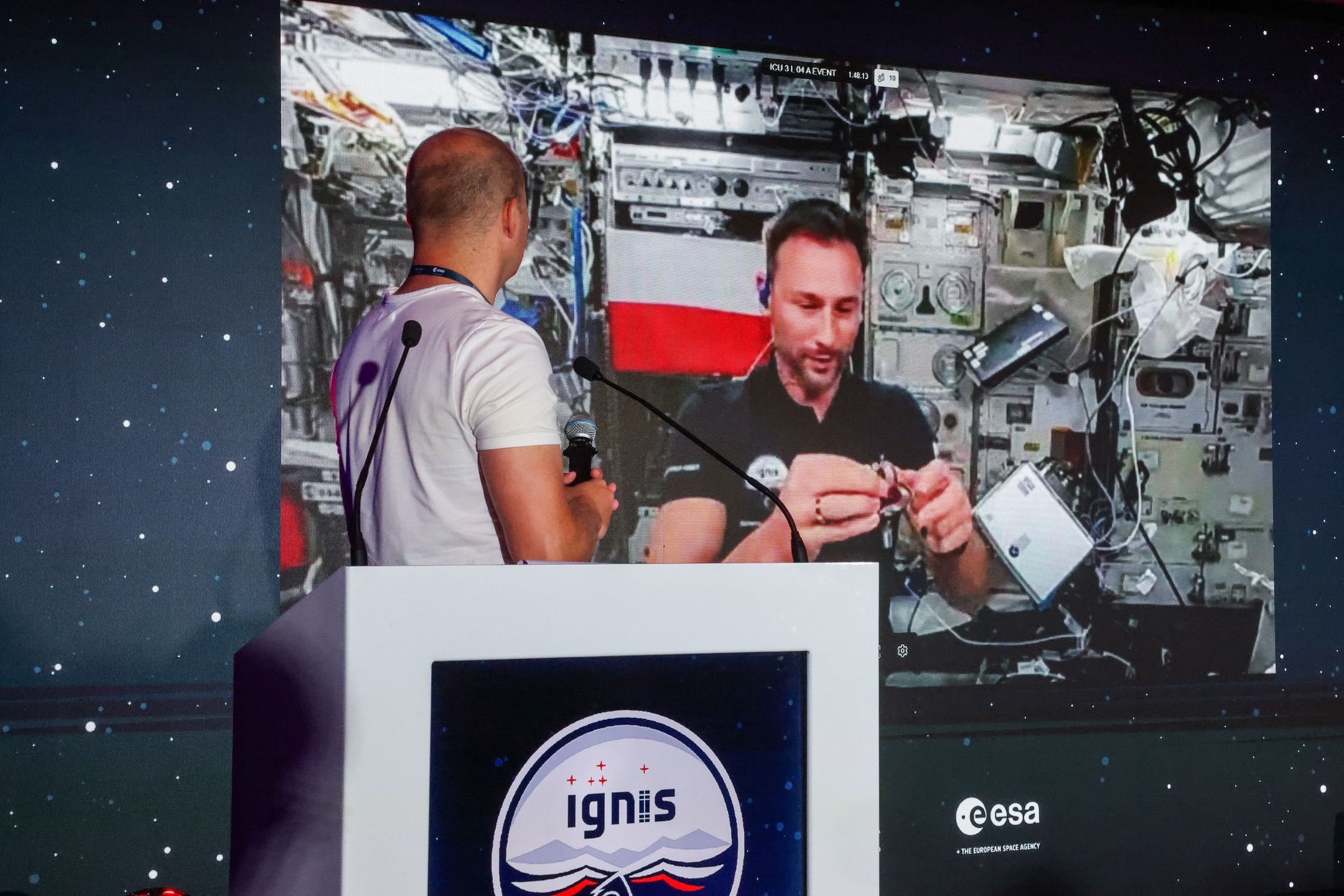 Łódź, 02.07.2025. Przebywający na Międzynarodowej Stacji Kosmicznej polski astronauta Sławosz Uznański-Wiśniewski (na ekranie) podczas połączenia wideo na żywo w EC1 w Łodzi, 2 bm. Podczas trwającego ok. 20 minut połączenia Sławosz Uznański-Wiśniewski wykonywał eksperymenty w stanie nieważkości oraz odpowiadał na pytania zadawane przez młodzież. (jm) PAP/Marian Zubrzycki