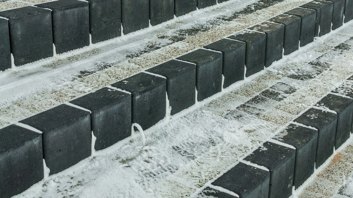 Rozsyp na kostce brukowej (zdjęcie ilustracyjne)