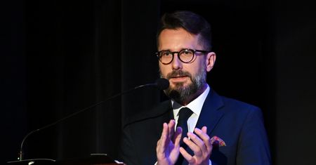 Fogiel parsknął smiechem. "Baju baju, będziesz w raju"