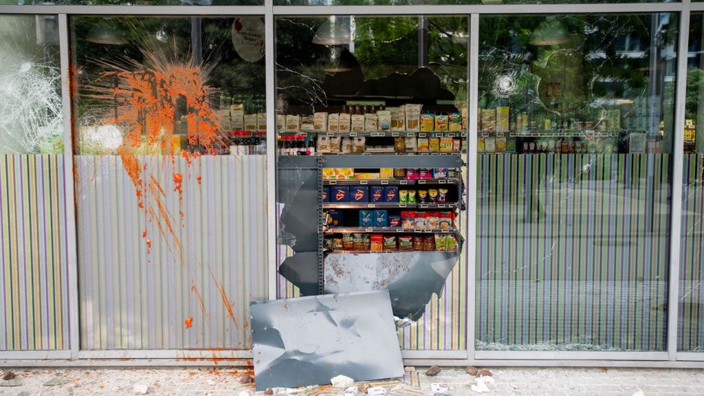 Wybita witryna sklepowa podczas starć demonstrantów z policją 