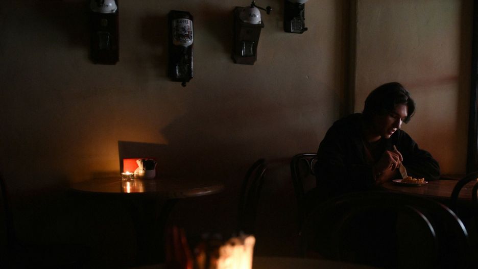 Ukraina - arch
A customer eats in a cafe without electricity in western Ukrainian city of Lviv, after three Russian missiles fired targeted energy infrastructure on October 11, 2022. - In Lviv, the largest city in the region of the same name, the mayor said on October 11, 2022 that one-third of homes were without power. (Photo by Yuriy Dyachyshyn / AFP)
YURIY DYACHYSHYN