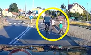"Ojciec roku?". Mężczyzna i dwójka dzieci. Pokazaliśmy policjantowi
