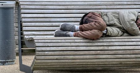 Nastolatkowie pobili bezdomnego. Wrzucili nagranie do sieci