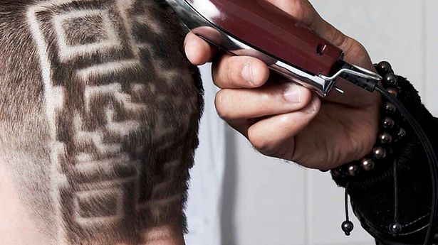 Reklama jest wszędzie – nawet na głowach piłkarzy 1