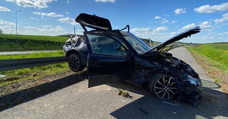 Przeleciała przez barierki na S7 i uciekła. Policjanci szybko ją znaleźli