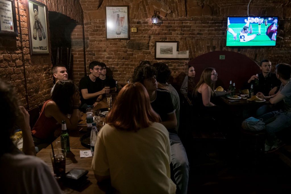 Bary są miejscem sprzyjającym rozprzestrzenianiu się koronawirusa.